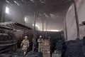 آتش‌سوزی گسترده در کارگاه پارچه در جاده ورامین؛ یک کارگر مصدوم شد
