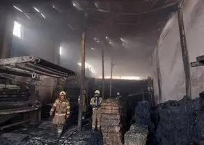 آتش‌سوزی گسترده در کارگاه پارچه در جاده ورامین؛ یک کارگر مصدوم شد

