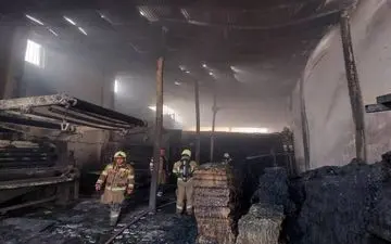 آتش‌سوزی گسترده در کارگاه پارچه در جاده ورامین؛ یک کارگر مصدوم شد
