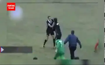 کتک کاری داور در زمین فوتبال/ داوران ایرانی امنیت می خواهند+فیلم