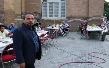 ادامه درمان عمو قناد در منزل

