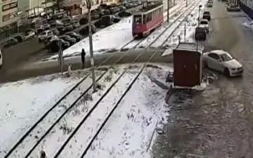 عاقبت گذاشتن هدفون حین عبور از ریل تراموا + فیلم