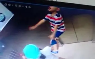 
شجاعت خواهری برای نجات جان برادرش + فیلم 