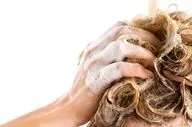 شستشوی روزانه مو؛ ضرورت یا اشتباه رایج در مراقبت از مو؟
