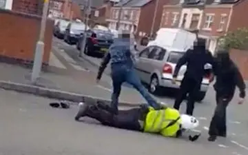 حمله اراذل و اوباش برای سرقت موتورسیکلت! + فیلم