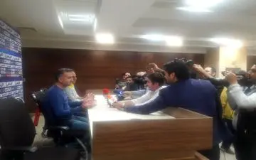  عجیب‌ترین نشست مطبوعاتی در غیاب میکروفن(عکس)