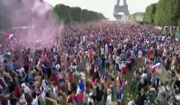جشن مردم پاریس در کنار برج ایفل+فیلم