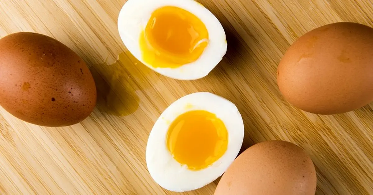 آیا زرده تخم مرغ پررنگ تر باشد بهتر است و خواص بیشتری دارد؟