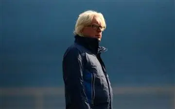 سنگ اندازی های عجیب داخلی پیش پای سرمربی استقلال!