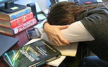 دلایل علمی برای اینکه شب تا دیروقت بیدار نمانید