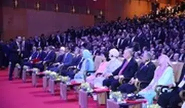 خوشامدگویی جالب ربات زن به حسن روحانی، اردوغان و امیر قطر در کوالالامپور