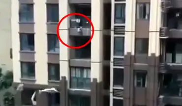 نجات پسربچه‌ای که از طبقه ششم ساختمان سقوط کرد