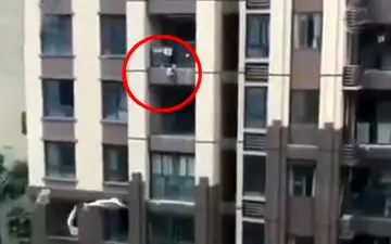 نجات پسربچه‌ای که از طبقه ششم ساختمان سقوط کرد