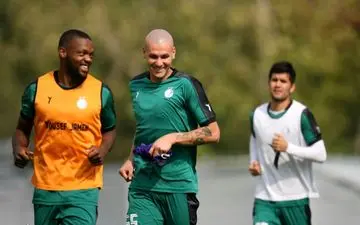 خارجی‌های استقلال بامداد پنجشنبه می‌پرند
