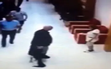 حمله به یک زن خدمتکار در لابی هتل + فیلم