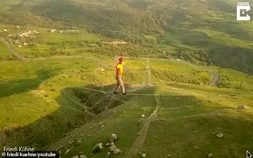 ماجراجویی دلهره آور جوان آلمانی در ارتفاع ۳۲۰ متری!