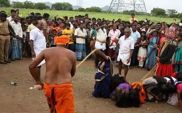 زنان را کتک زدند تا روح شیطان را از بدنشان خارج کنند+ تصاویر 