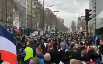 فیلم/ برخورد خشن پلیس، شیوع کرونا مانع ازهفتادمین شنبه اعتراض در فرانسه نشد