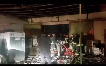 مصدومیت یک نفر بر اثر آتش‌سوزی گسترده انبار لوازم‌خانگی در فرهنگیان فاز دو کرمانشاه