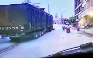 فرار معجزه آسای موتورسوار از مرگ + فیلم 