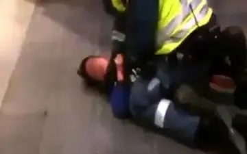 افسر نظامی اسرائیلی در حال خفه کردن کودک فلسطینی + فیلم