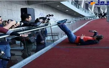 وقتی مجری معروف و پرحاشیه روی فرش قرمز جشنواره دراز کشید+عکس