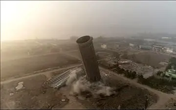 لحظه دیدنی تخریب دو دودکش غول پیکر با انفجار دینامیت + فیلم