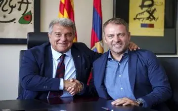 بارسلونا قرارداد فلیک را تمدید می‌کند 