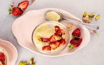 دسر فوق العاده خوشمزه  موس شکلاتی سفید با توت فرنگی و پسته| حتما بخوانید!