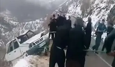 کمک مردم پاوه برای بالا کشیدن خودرو سقوط کرده به دره + فیلم 
