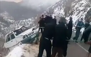 کمک مردم پاوه برای بالا کشیدن خودرو سقوط کرده به دره + فیلم 