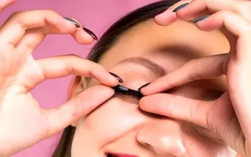 چگونه چسب مژه‌های مصنوعی را بدون آسیب به پلک‌ها برداریم؟
