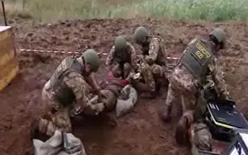 خنثی سازی یک بمب ۱۱۵ کیلوگرمی متعلق به جنگ جهانی دوم در ایتالیا 