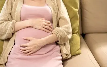 ۱۵ نشانه اولیه بارداری که باید بشناسید؛ از لکه‌بینی تا تکرر ادرار