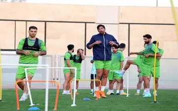 حضور مغضوبان قلعه‌نویی در تمرینات گل‌گهر