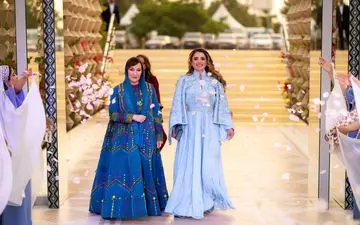 زیباترین مادرشوهر دنیا با استایلی "عروس تر از عروس" در جشن حنابندان پسرش
