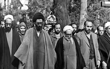 سخنان آیت‌الله منتظری در اولین حضور آیت‌الله خامنه ای به عنوان امام جمعه تهران + فیلم