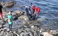 تلاش نیرو‌های امدادی برای بیرون کشیدن اجساد مهاجران از دریا + فیلم
