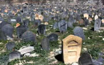 در قدیمی‌ترین قبرستان مسلمین در ایران چه کسانی دفن هستند؟