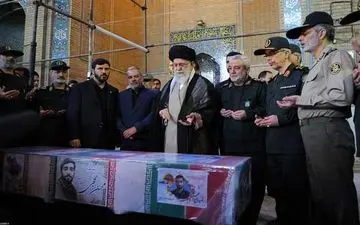 رهبر معظم انقلاب در کنار پیکر شهید محسن حججی حضور یافتند +عکس