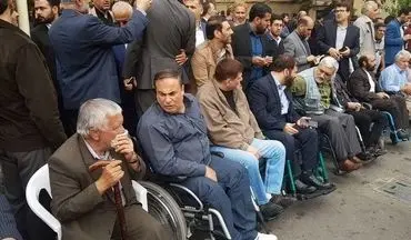 عکس/ انتظار حامیان قالیباف در مقابل وزارت کشور