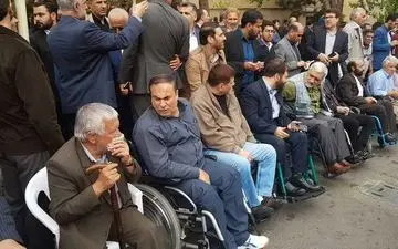 عکس/ انتظار حامیان قالیباف در مقابل وزارت کشور