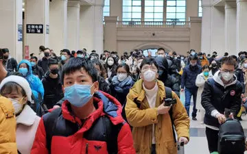 مرد چینی وابتکار خنده‌دار برای سیگار کشیدن از طریق ماسک+فیلم 