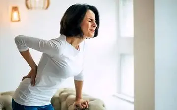 کمر درد خود را با این ویتامین ها درمان کنید | ۵ مکمل برای تسکین کمر درد