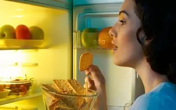 عوارض غذا خوردن در نیمه شب 