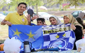 حضور تعدادی از خانواده های هوادار آبی پوشان در اطراف ورزشگاه آزادی