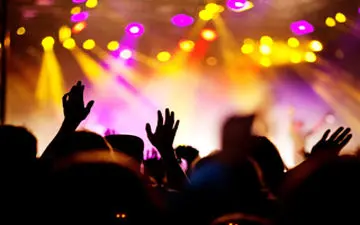 حادثه غافلگیرکننده برای خواننده حین اجرای کنسرت +فیلم 