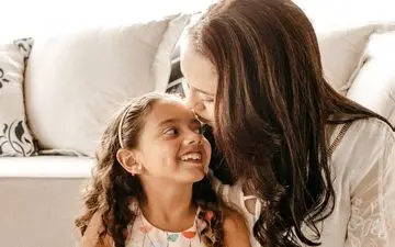 اگر دختر دارید، این ۲۰ نکته را حتماً قبل از ۱۳ سالگی به او بگویید