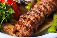 طرز تهیه کباب کوبیده ترکیه‌ ای؛ غذای خوشمزه و مجلسی با سس مخصوص