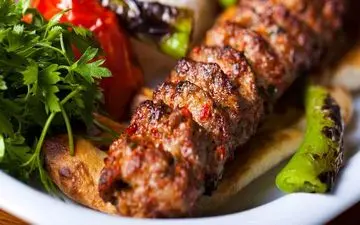 طرز تهیه کباب کوبیده ترکیه‌ ای؛ غذای خوشمزه و مجلسی با سس مخصوص